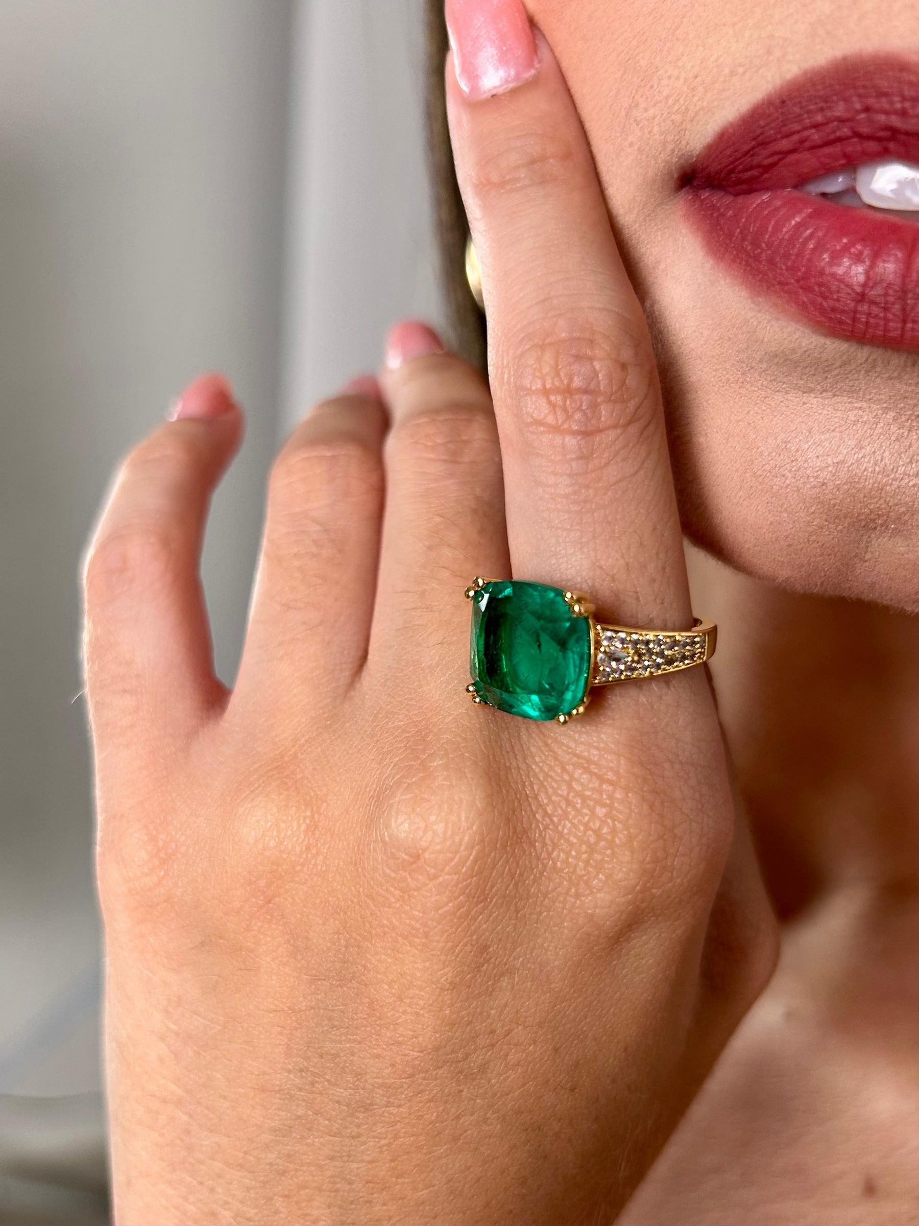 Anel Pedra Verde Cravejado Banhado a Ouro 18K