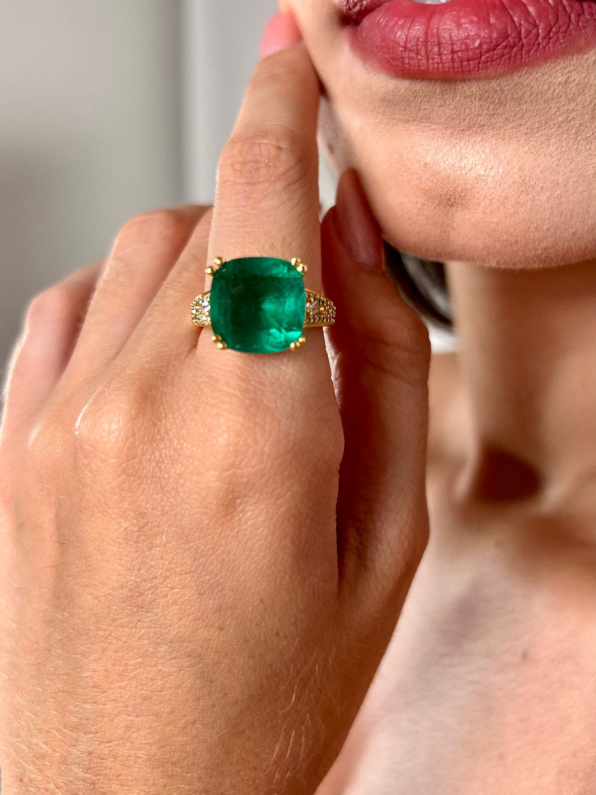 Anel Pedra Verde Cravejado Banhado a Ouro 18K