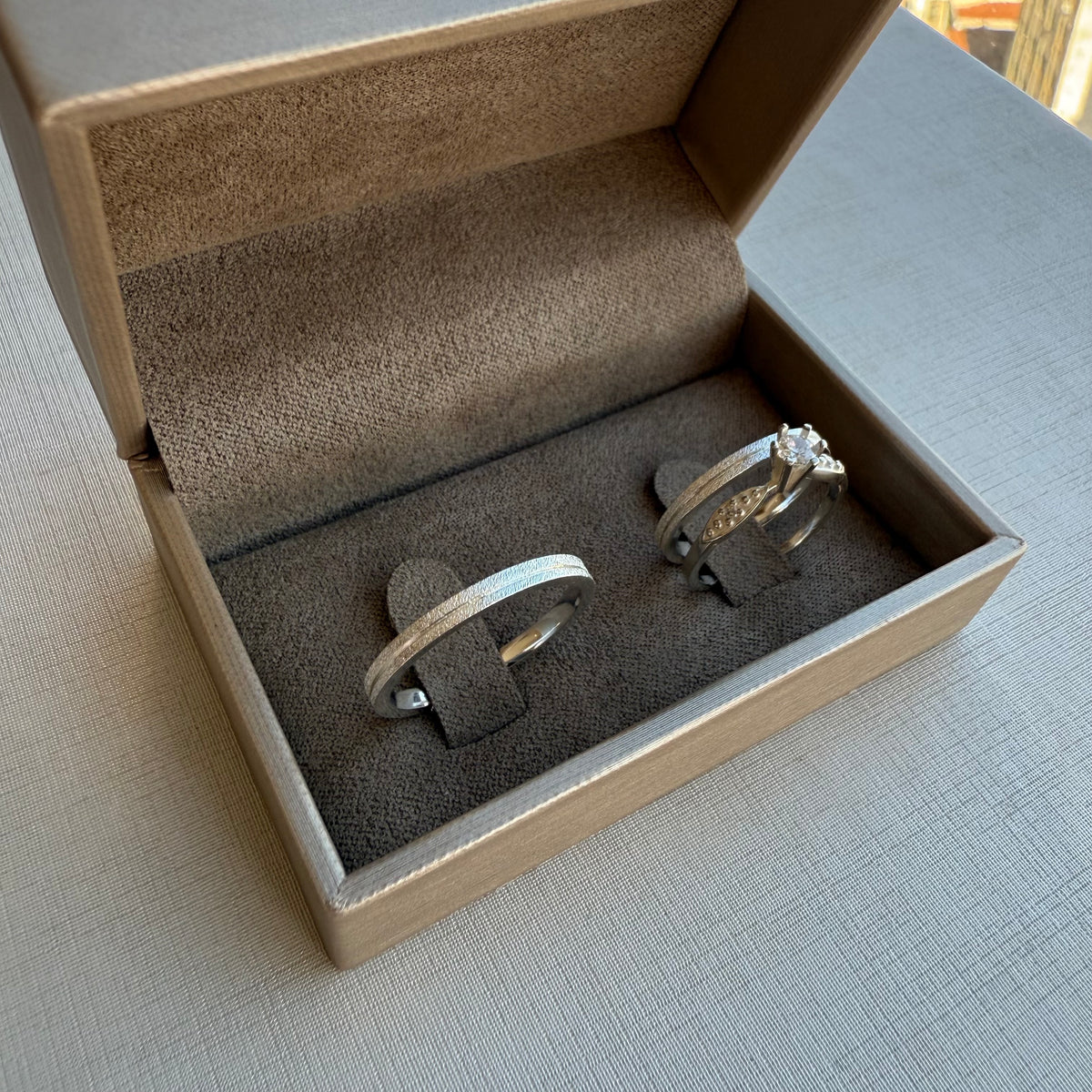 Par de Alianças Diamantada com Friso 2 MM + Anel Solitário Prata 925