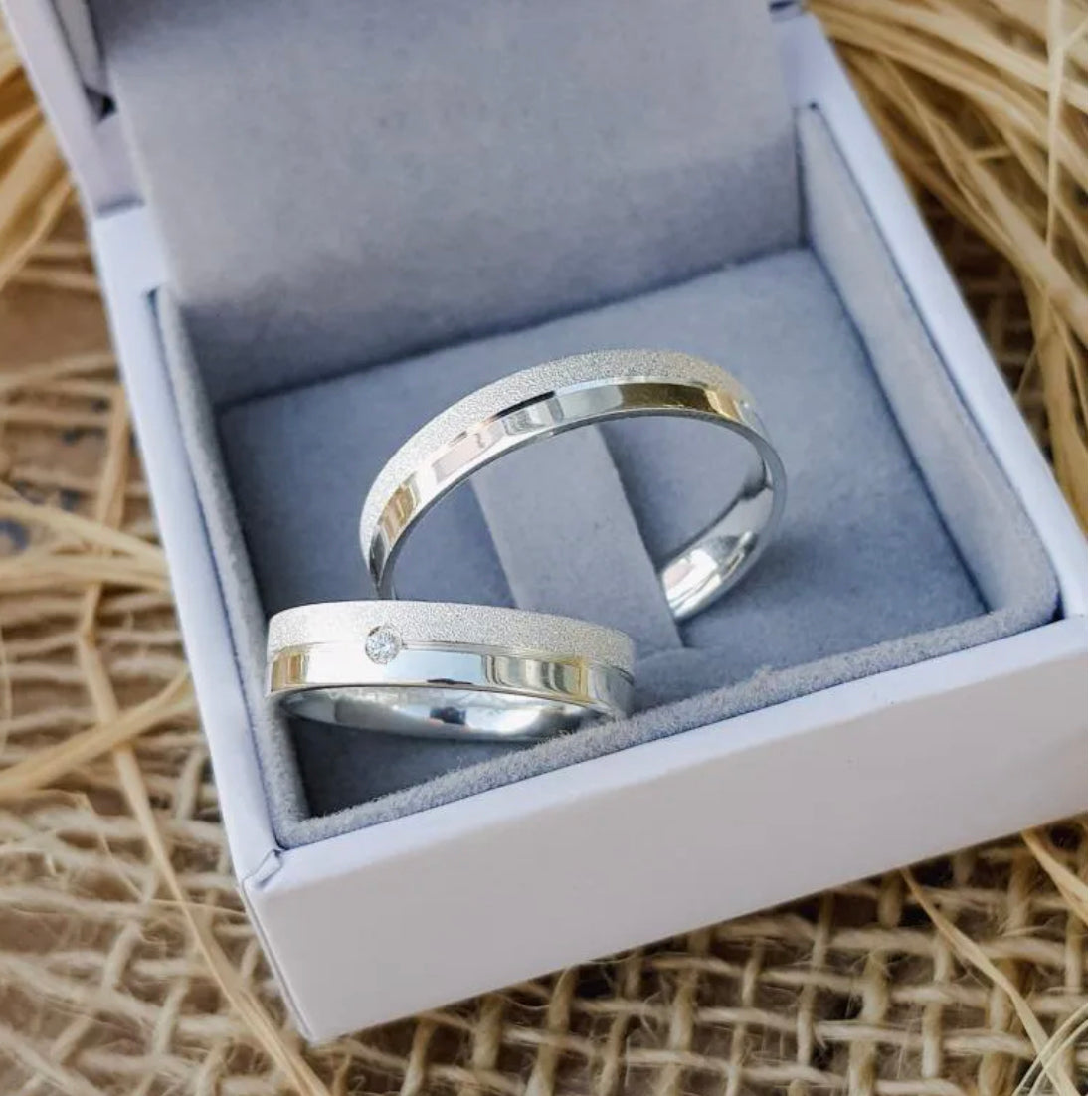 Alianças De Namoro Com Friso Detalhe Diamantado 4 MM Prata 925