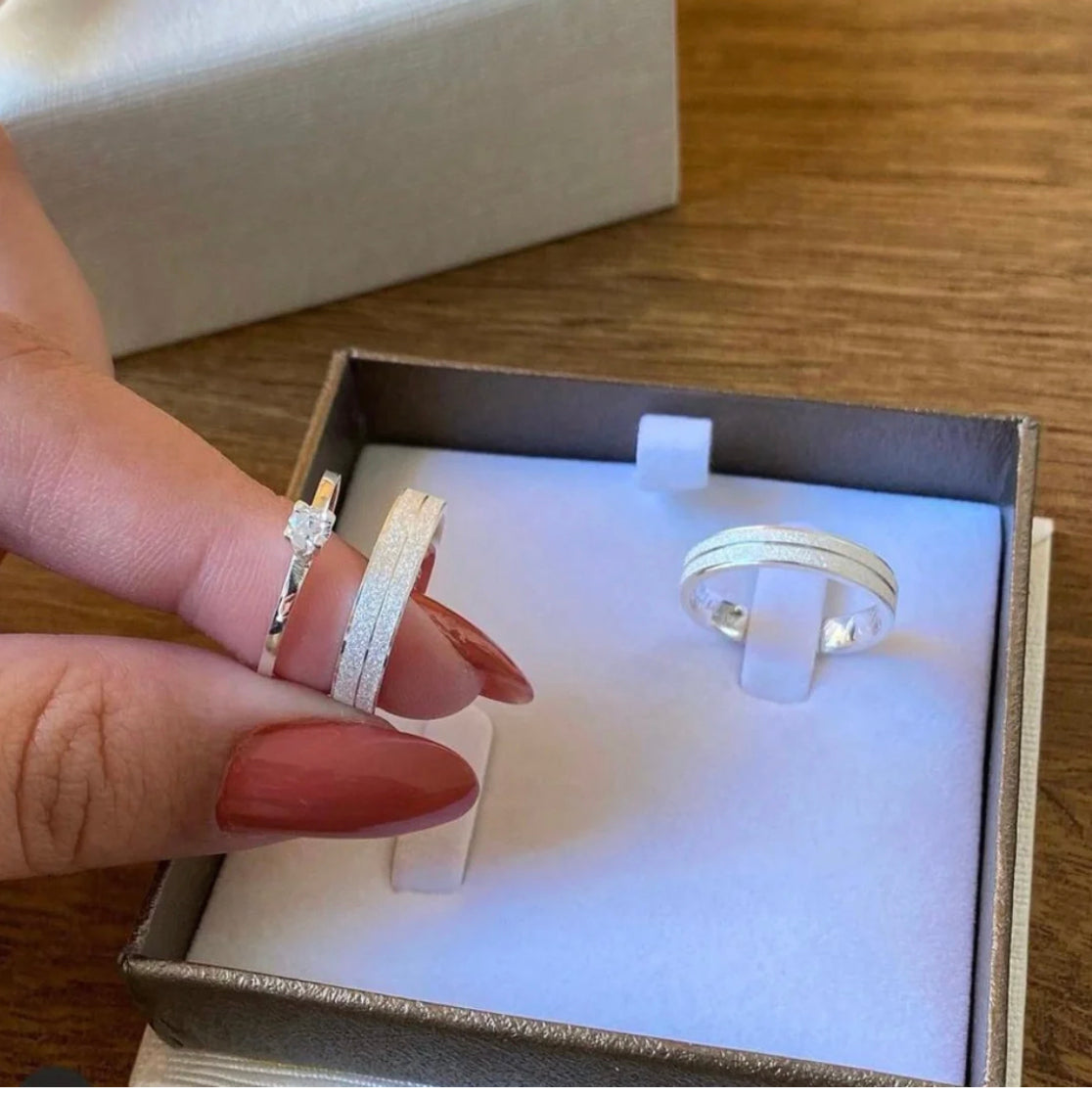 Par de Alianças Diamantado Com Friso + Anel Solitário Prata 925