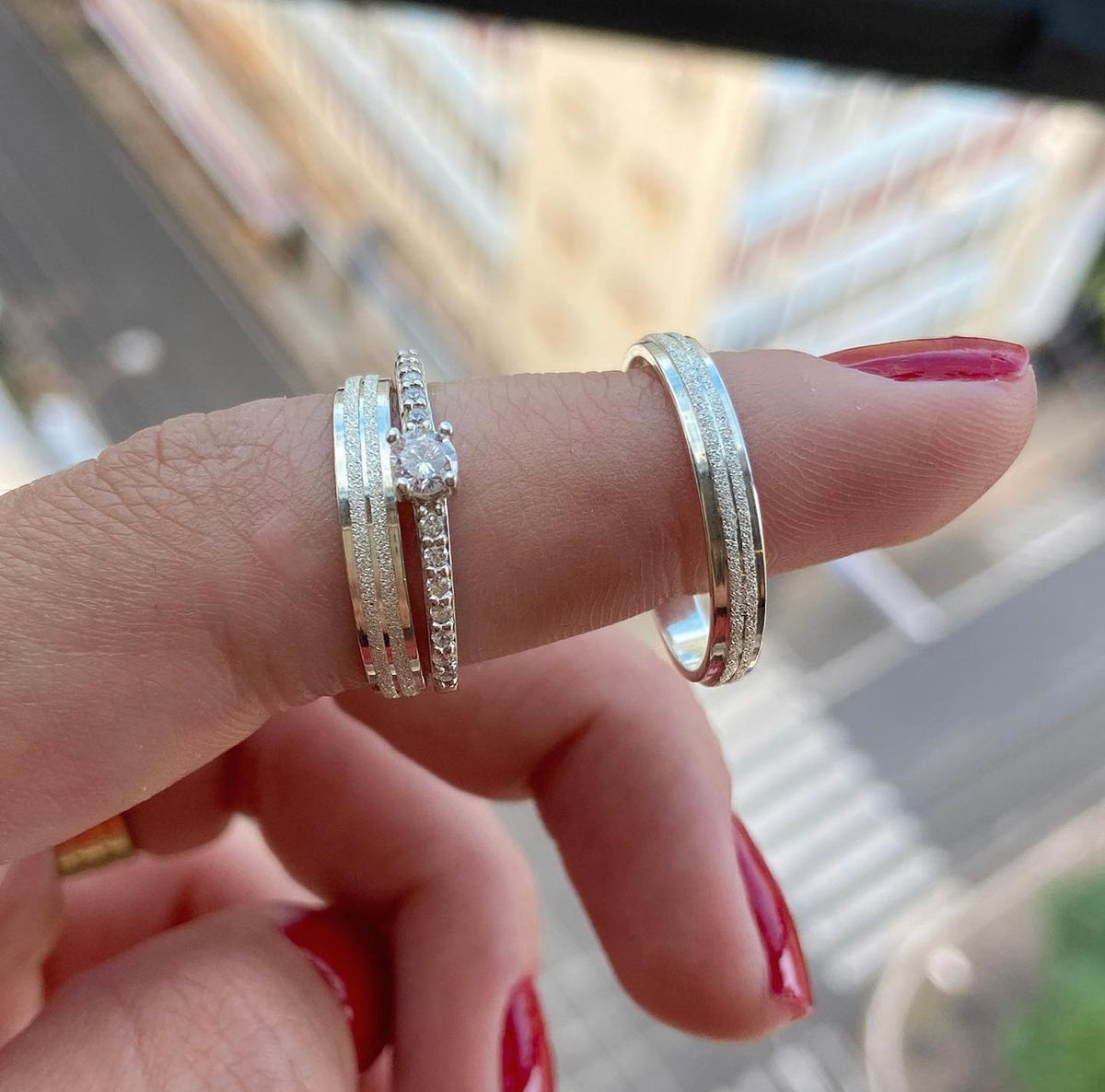 Alianças De Namoro Com Frisos Diamantado + Anel Solitário 3 MM Prata 925