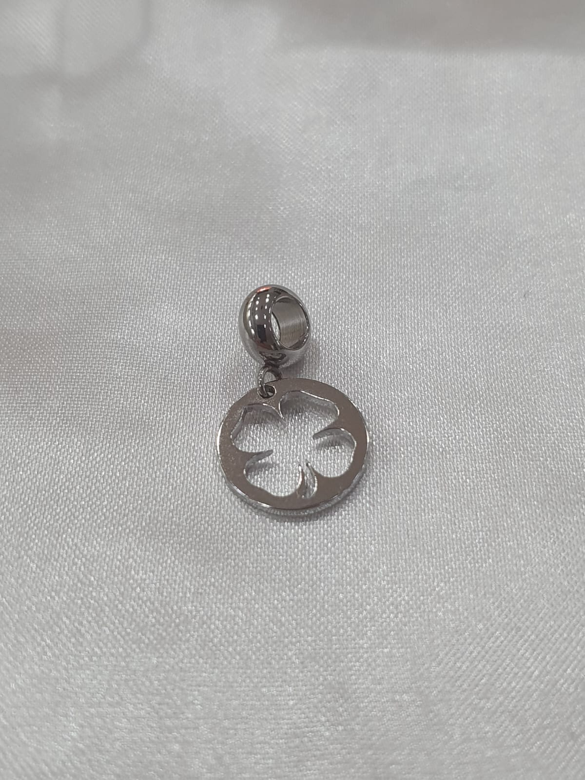 Berloque Trevo de Quatro Folhas Vazado