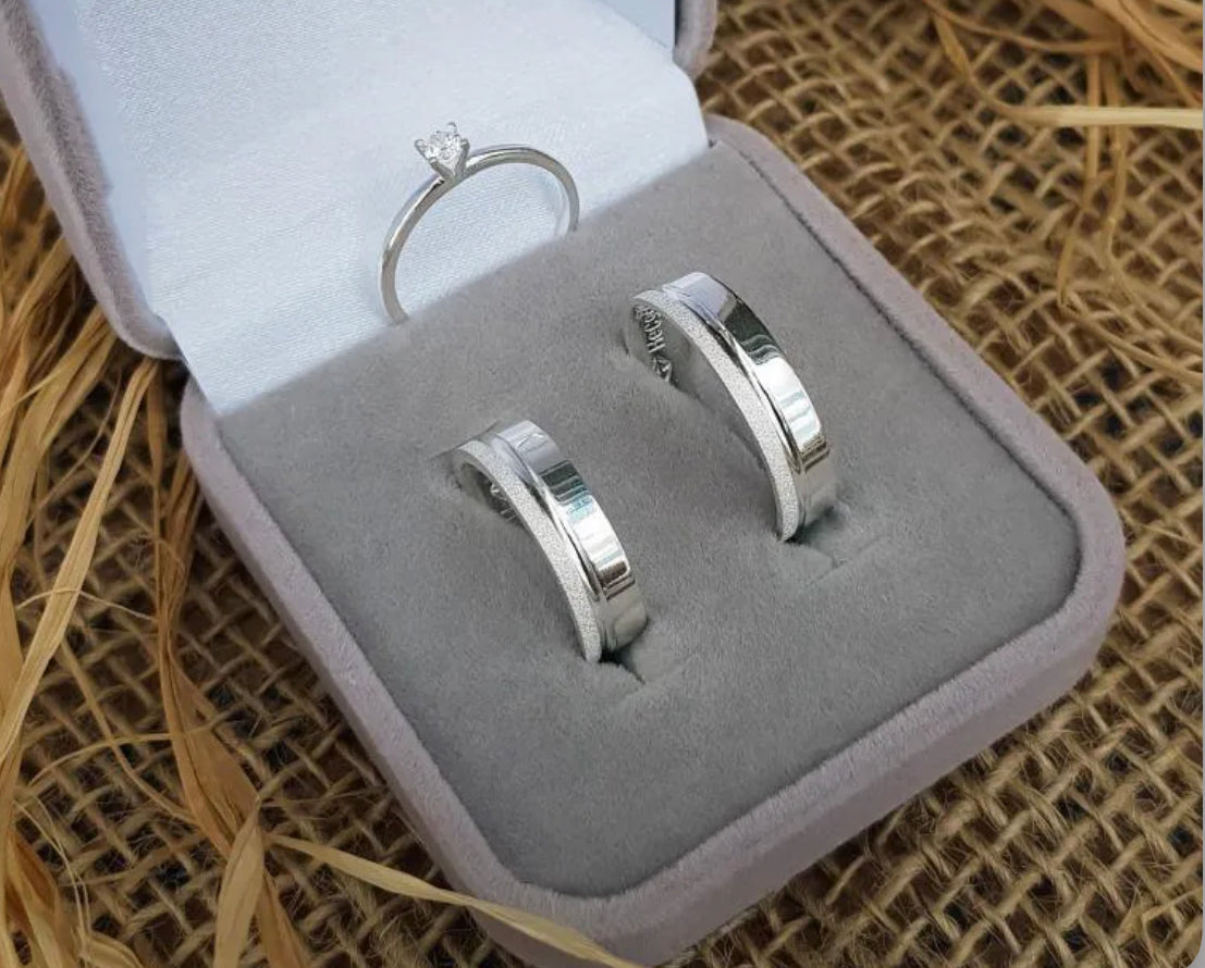 Alianças De Namoro Polida Com Friso 5 MM + Anel Solitário Prata 925