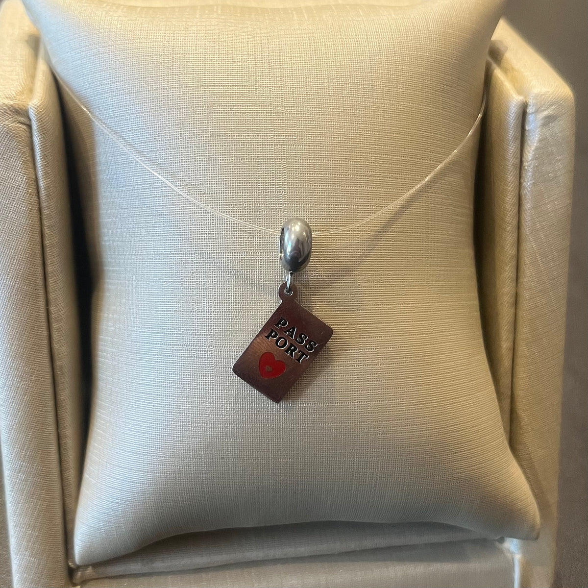 Berloque Passaporte Coração Vermelho