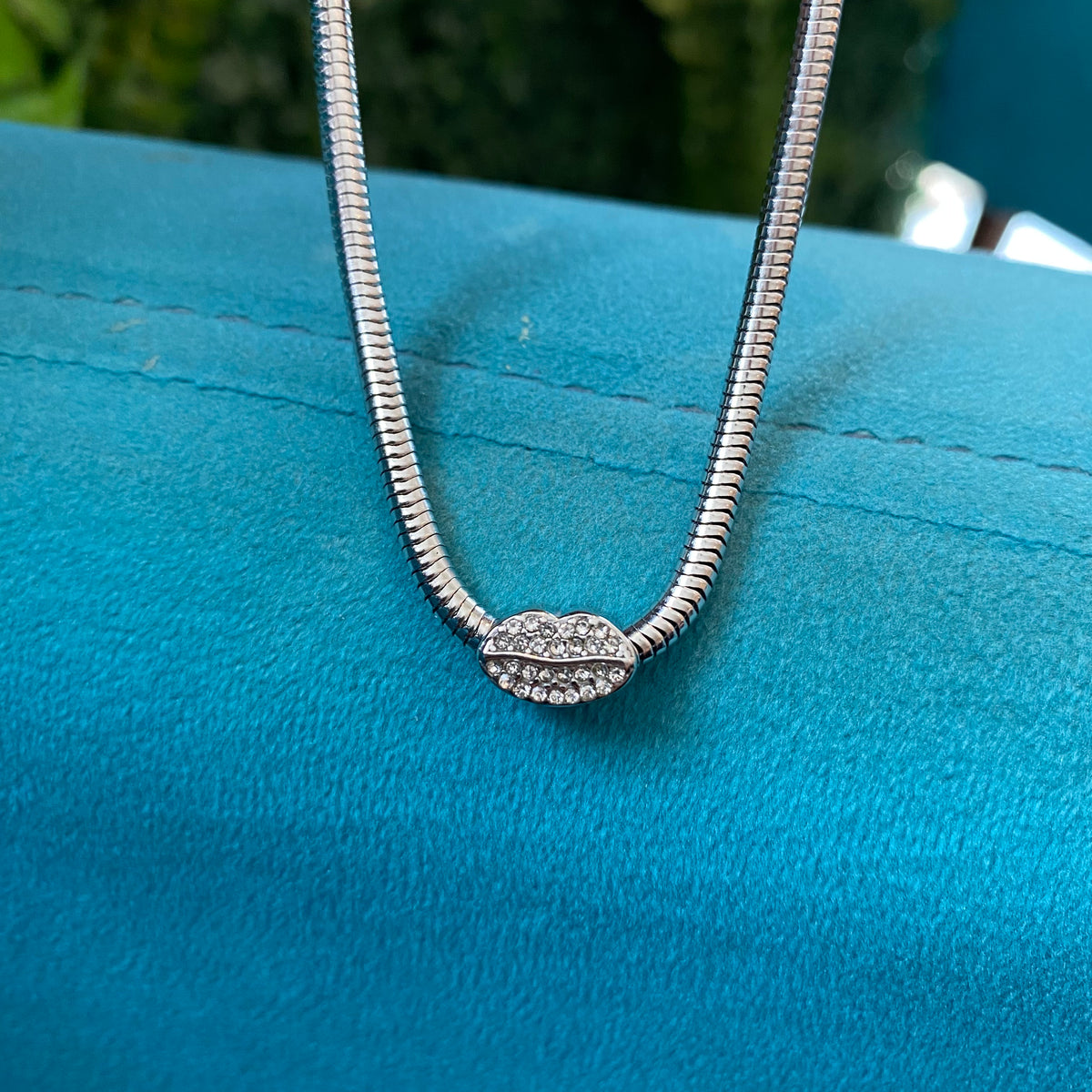 Berloque Separador Boca Cravejada