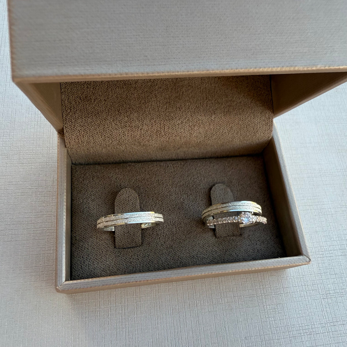 Par de Alianças Cancun Diamantada 3 MM + Anel Solitário Prata 925