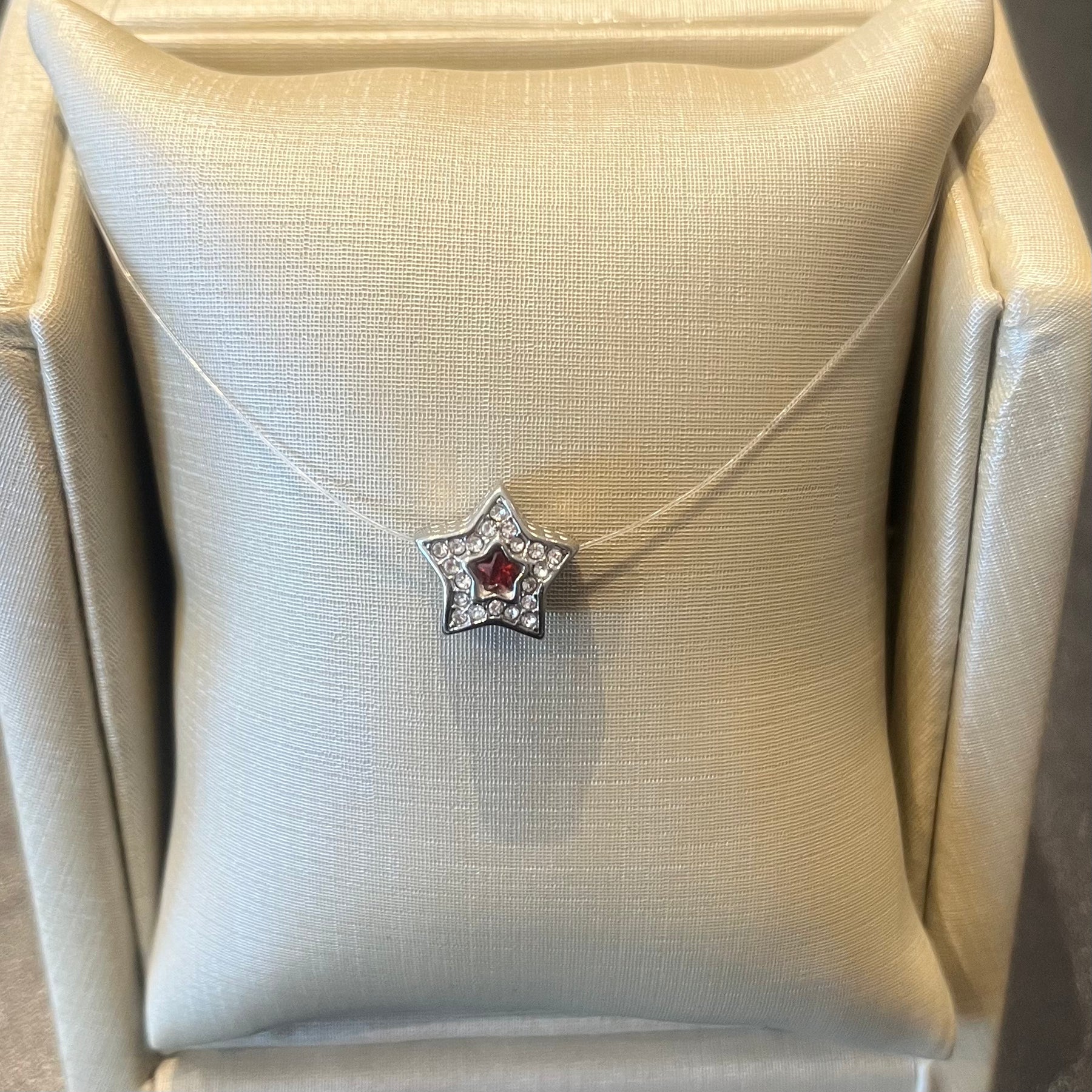 Berloque Separador Estrela Cravejado vermelho