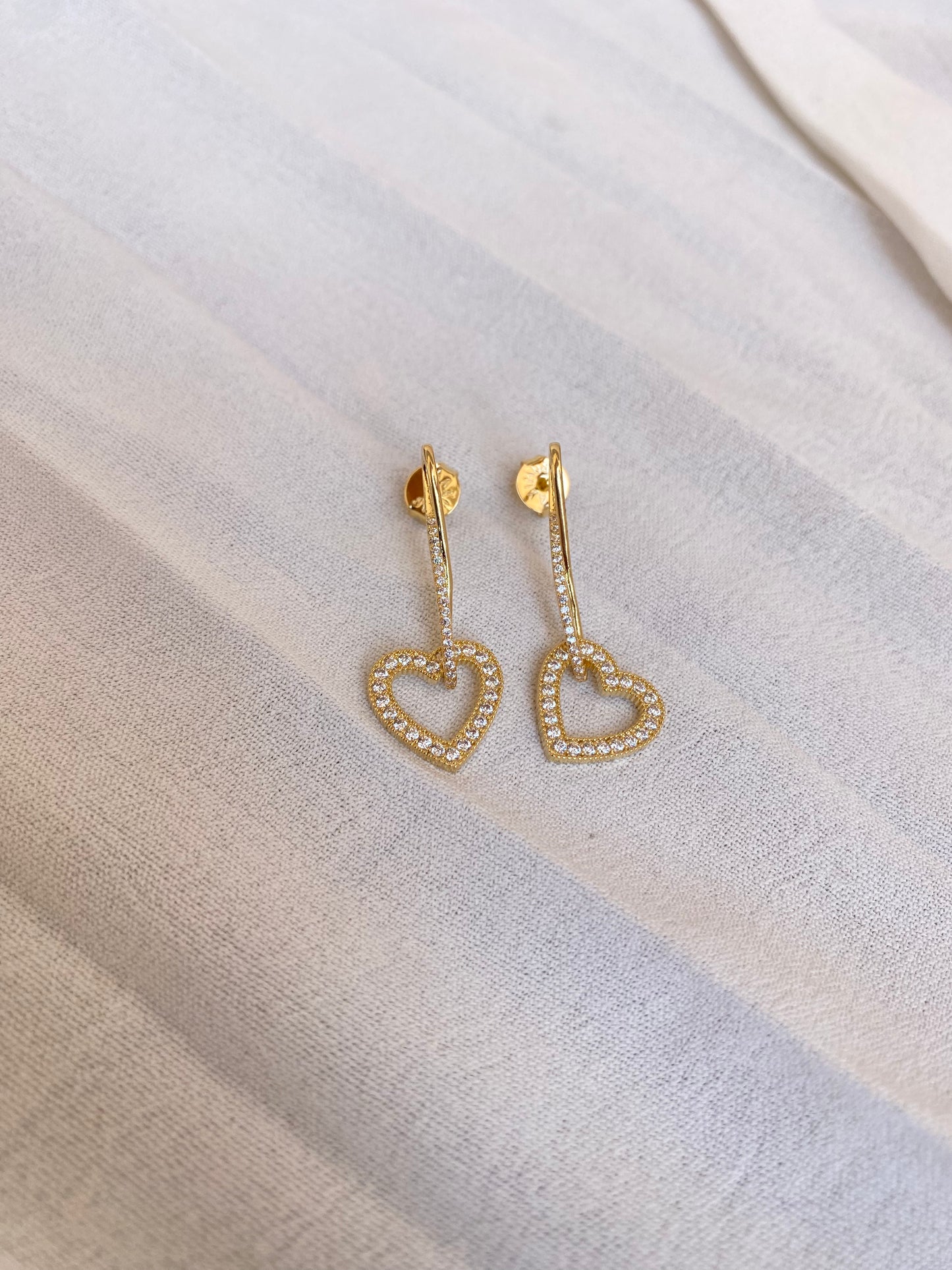 Brinco Coração Cravejado Banhado a Ouro 18K