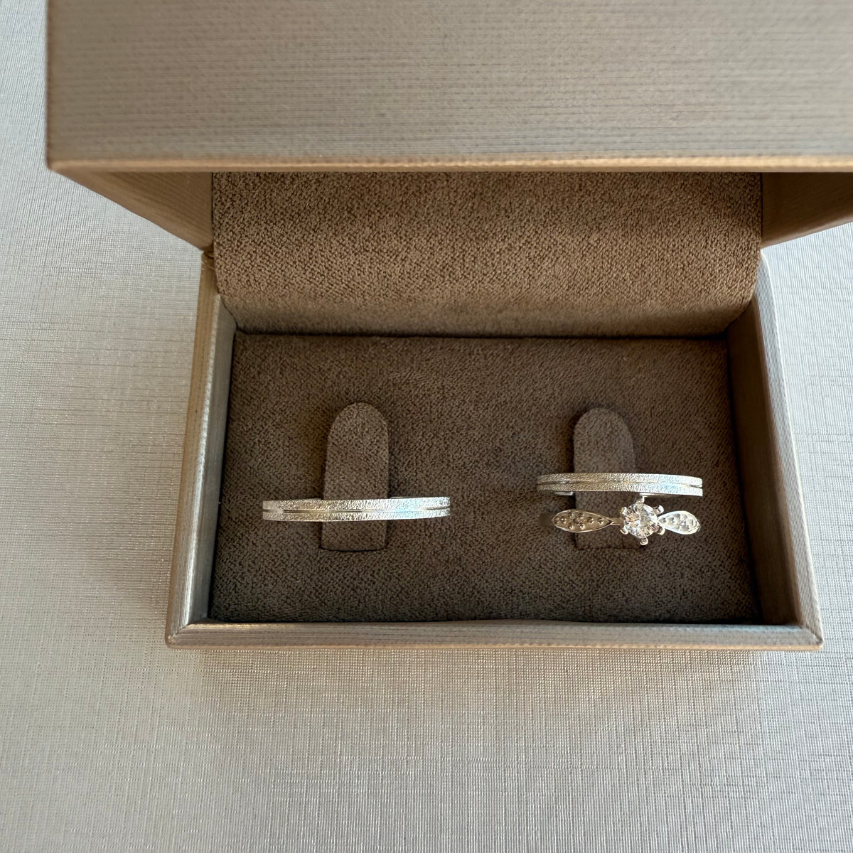 Par de Alianças Diamantada com Friso 2 MM + Anel Solitário Prata 925