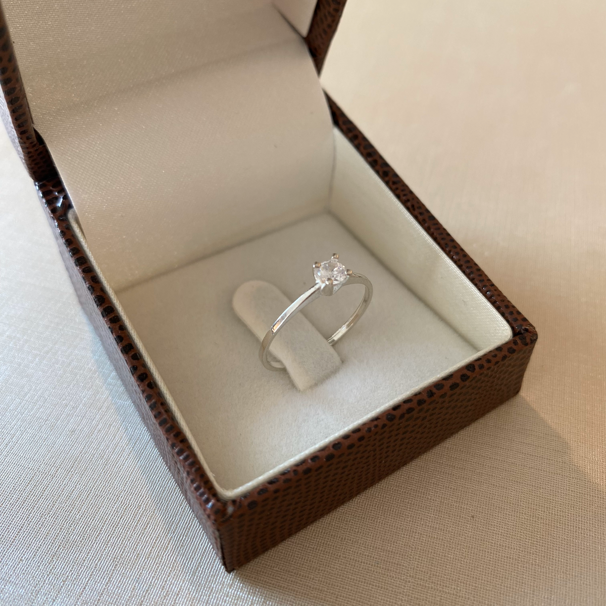 Alianças De Namoro Abaulada Lisa 4 MM + Anel Solitário Prata 925