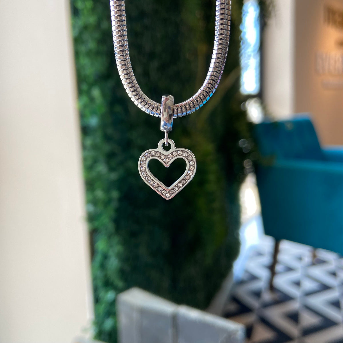 Berloque Coração Vazado Cravejado