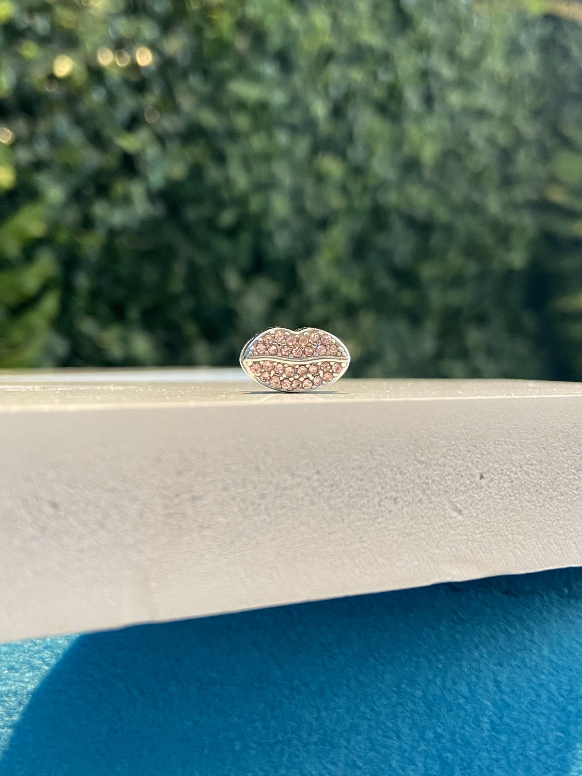 Berloque Boca Cravejado Rosa