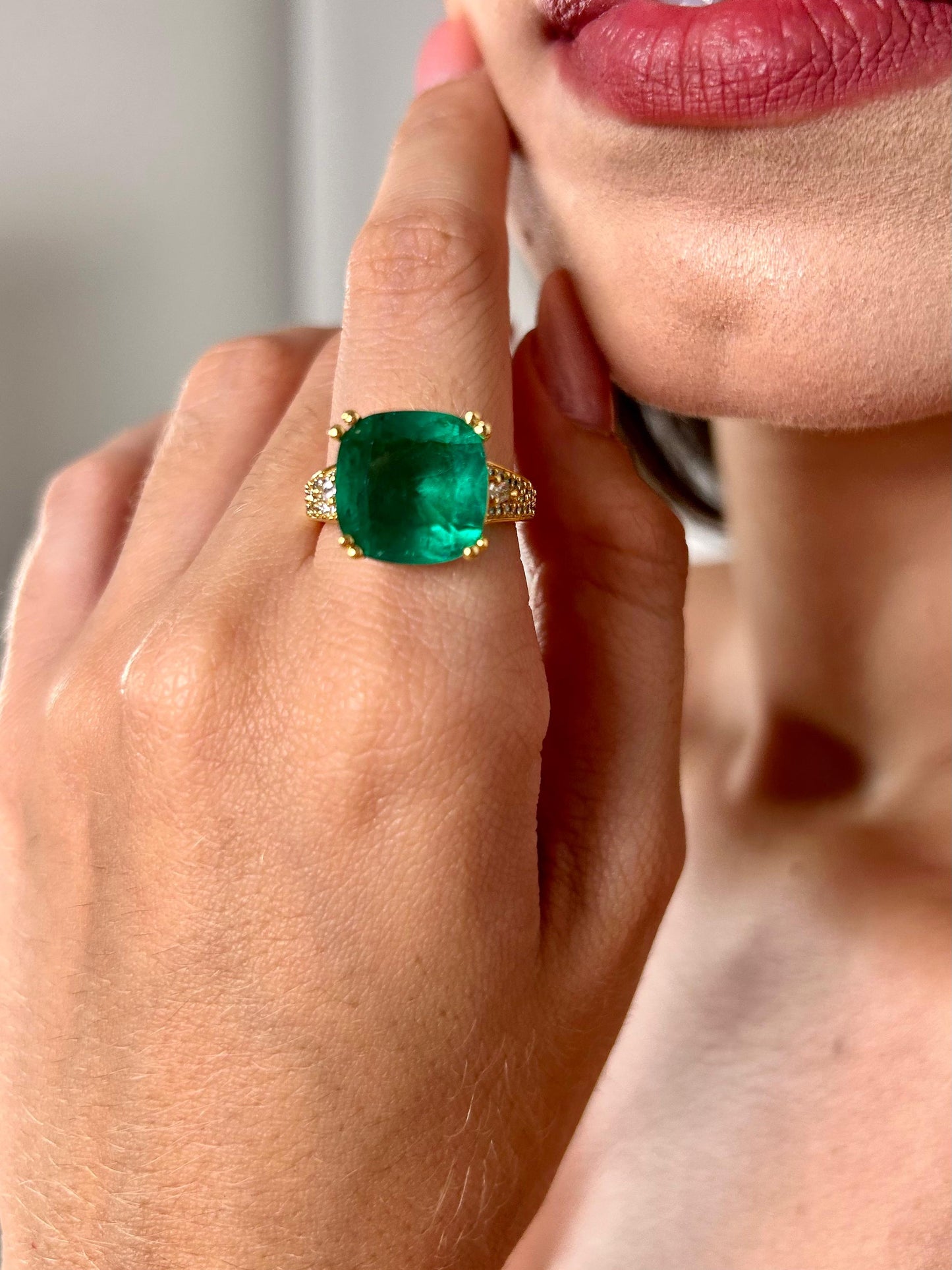 Anel Pedra Verde Cravejado Banhado a Ouro 18K