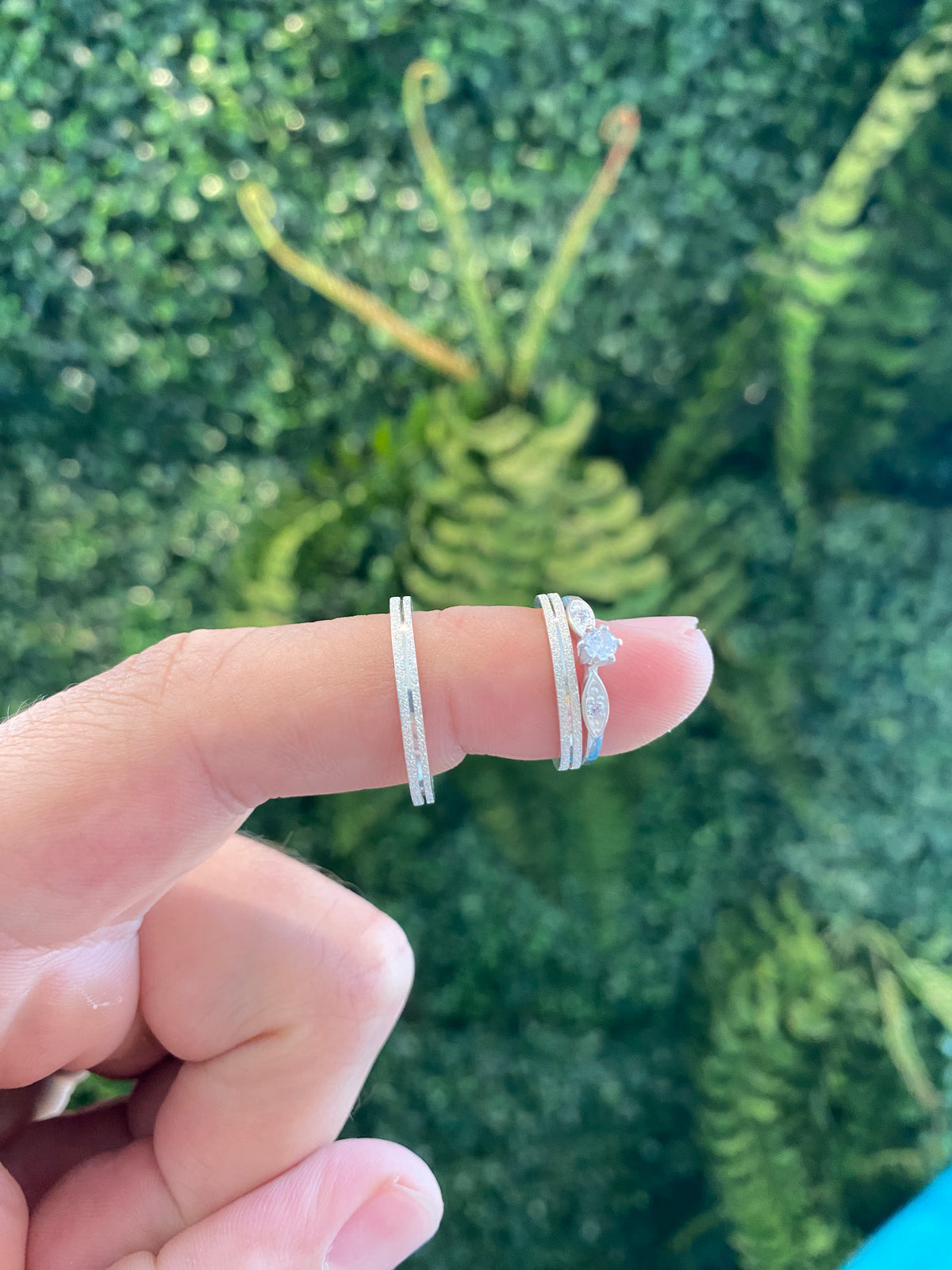 Par de Alianças Diamantada com Friso 2 MM + Anel Solitário Prata 925