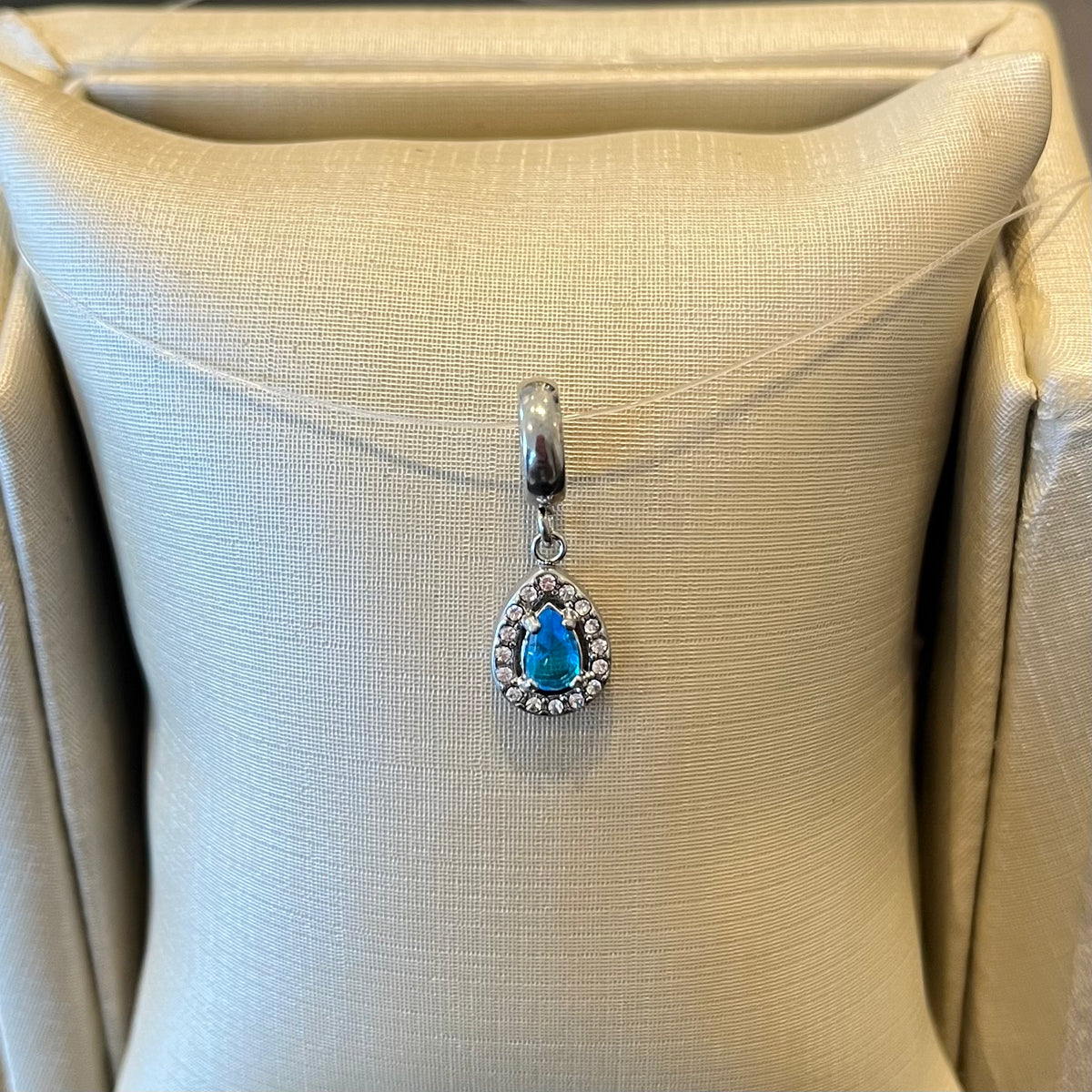 Berloque Gota Azul Cravejado