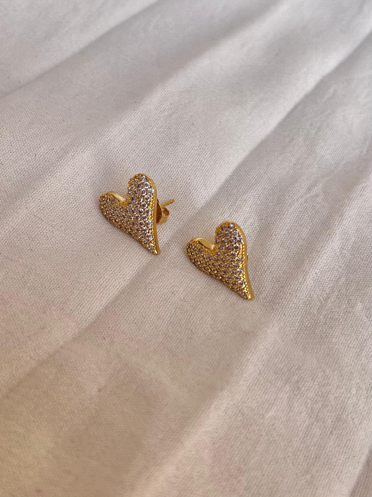 Brinco Coração Cravejado Banhado a Ouro 18K