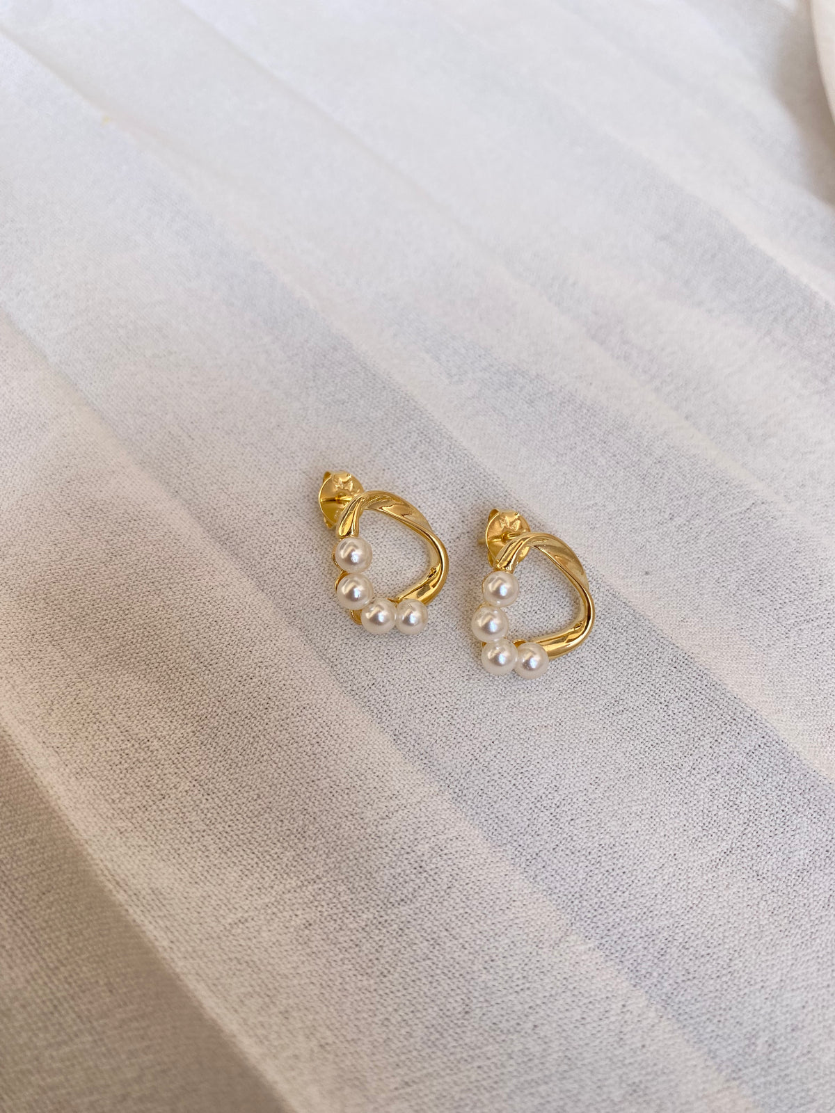 Brinco Coração Perola Banhado a Ouro 18K