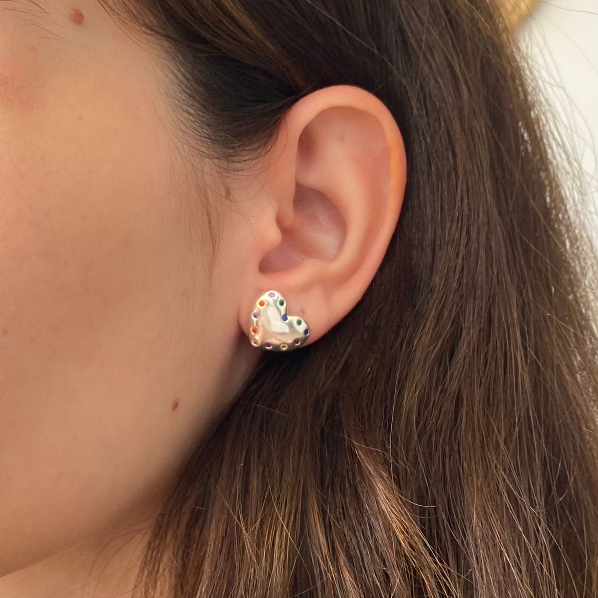 Brinco Liso Coração Pedras Coloridas