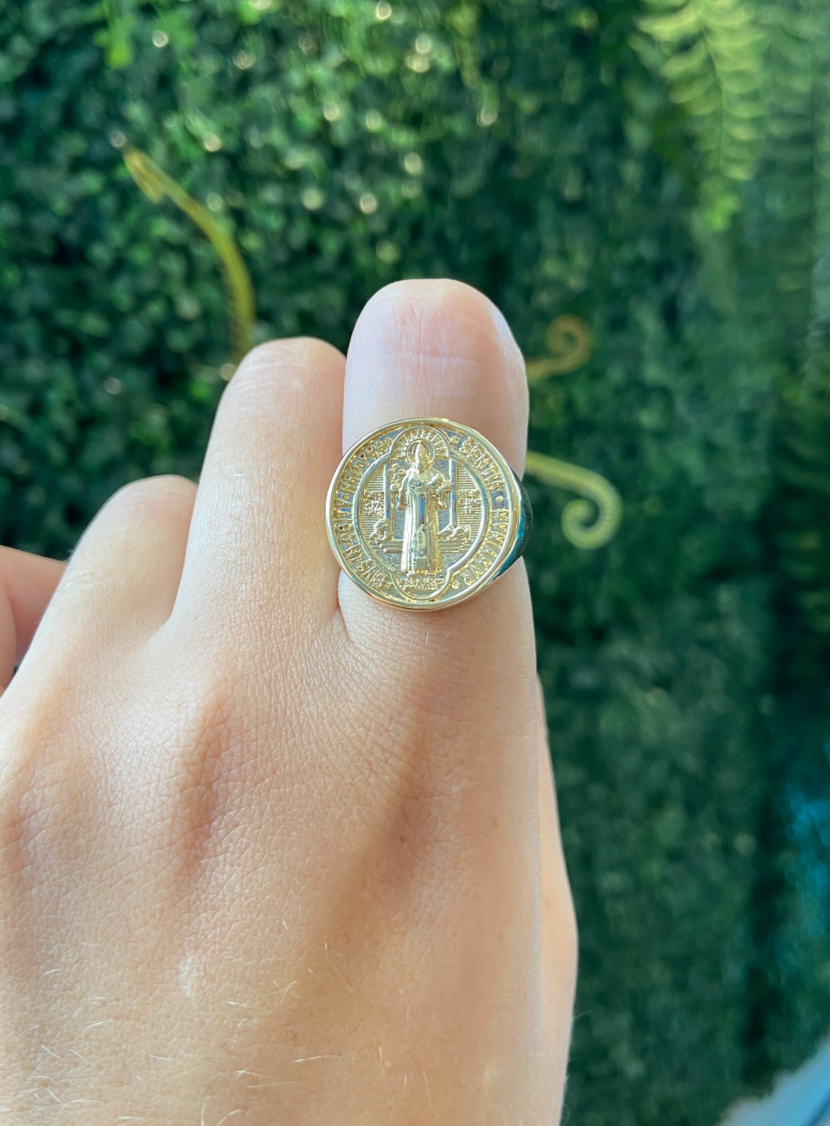 Anel São Bento Banhado a Ouro 18K