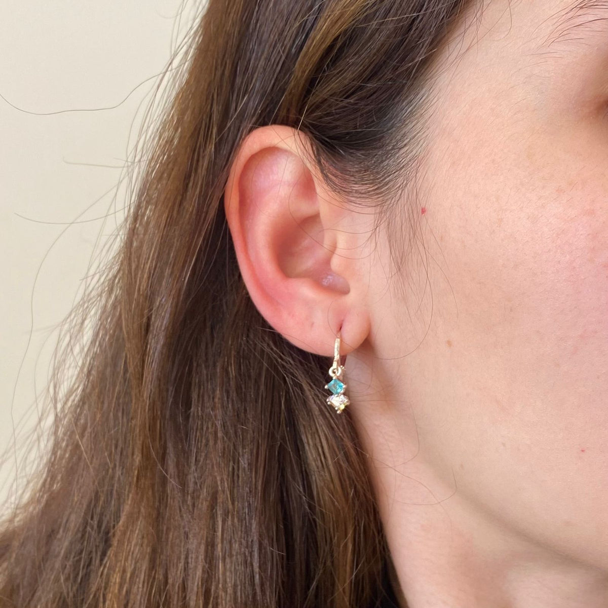 Brinco Argola com Pedras Coloridas