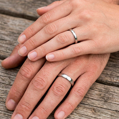 Mãos de um casal usando as alianças de namoro Classic em prata 925