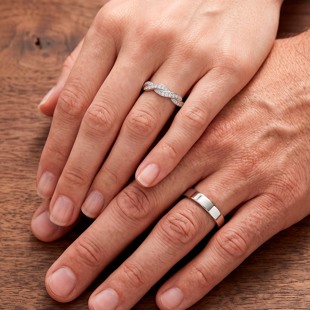 Mãos de um casal usando as alianças de namoro Noruega em prata 925