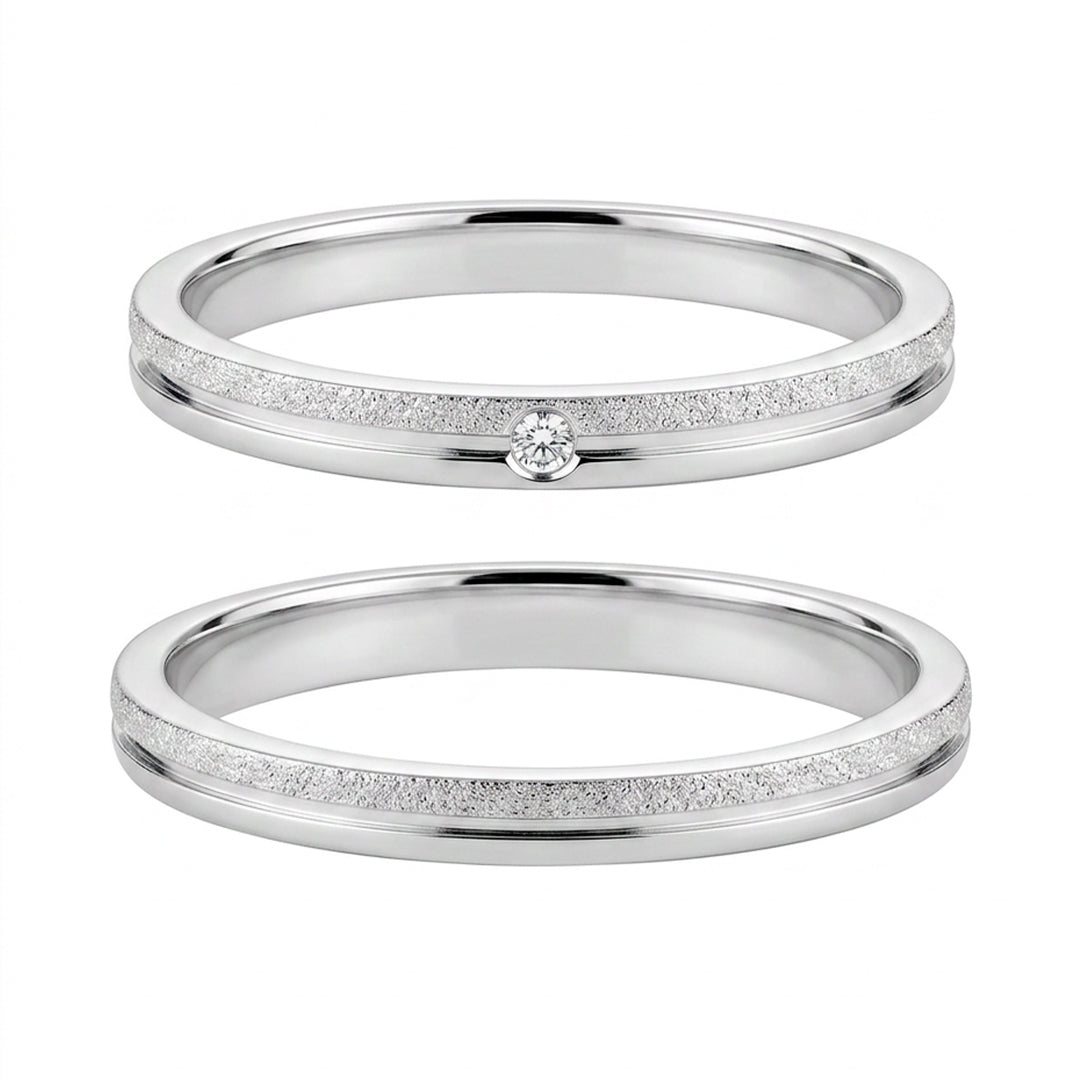 Par de alianças de namoro em prata 925, modelo Polaris Diamantada: faixa diamantada, friso polido e uma pedra, 2 mm