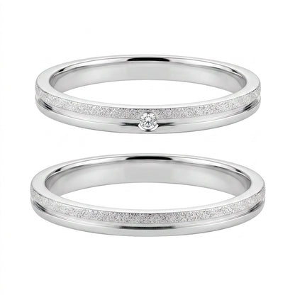 Par de alianças de namoro em prata 925, modelo Polaris Diamantada: faixa diamantada, friso polido e uma pedra, 2 mm