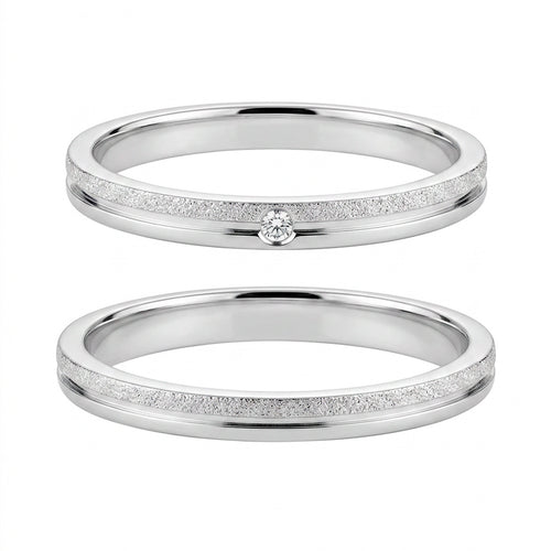 Par de alianças de namoro em prata 925, modelo Polaris Diamantada: faixa diamantada, friso polido e uma pedra, 2 mm