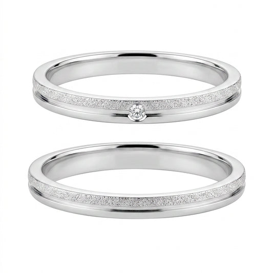 Par de alianças de namoro em prata 925, modelo Polaris Diamantada: faixa diamantada, friso polido e uma pedra, 2 mm
