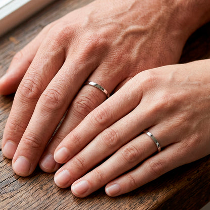 Mãos de um casal usando as alianças de namoro Reta em prata 925