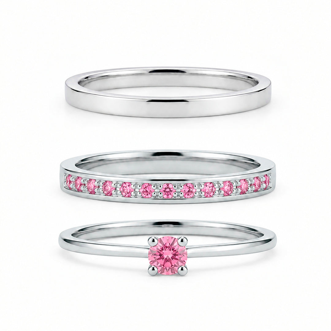 Par de alianças de namoro em prata 925, modelo Slim Rose: uma lisa e outra cravejada de pedras rosa, 2 mm