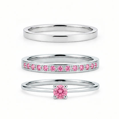 Par de alianças de namoro em prata 925, modelo Slim Rose: uma lisa e outra cravejada de pedras rosa, 2 mm