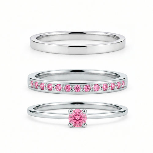 Par de alianças de namoro em prata 925, modelo Slim Rose: uma lisa e outra cravejada de pedras rosa, 2 mm