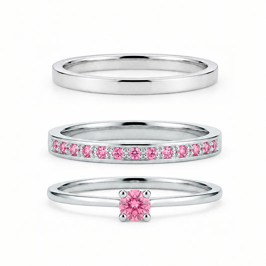 Par de alianças de namoro em prata 925, modelo Slim Rose: uma lisa e outra cravejada de pedras rosa, 2 mm